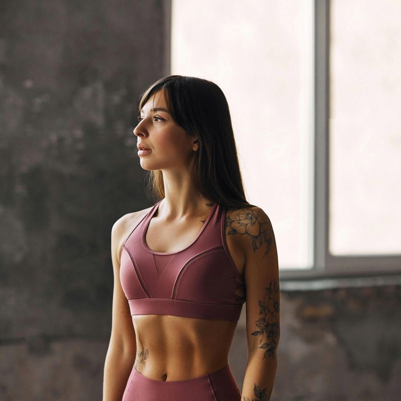 a fit woman to embody the treatment of the performance IV therapy
