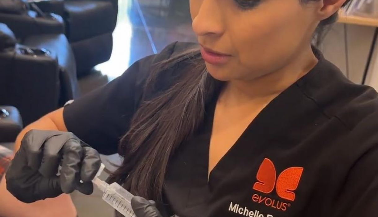 Preparing glutathione IV infusion in clinical setting for detox and skin brightening
